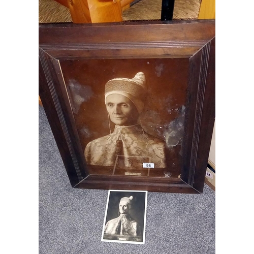 98 - An early oak framed and glazed print of a portrait of the Doge of Venice by Leonardo Loredan