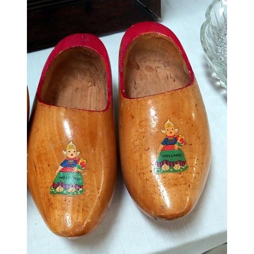 99 - A pair of hand painted vintage Holland Dutch wooden clogs