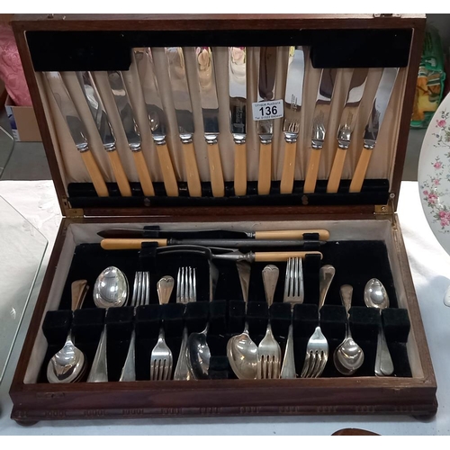 136 - An Edwardian oak cased canteen of cutlery (approx 39 pieces)