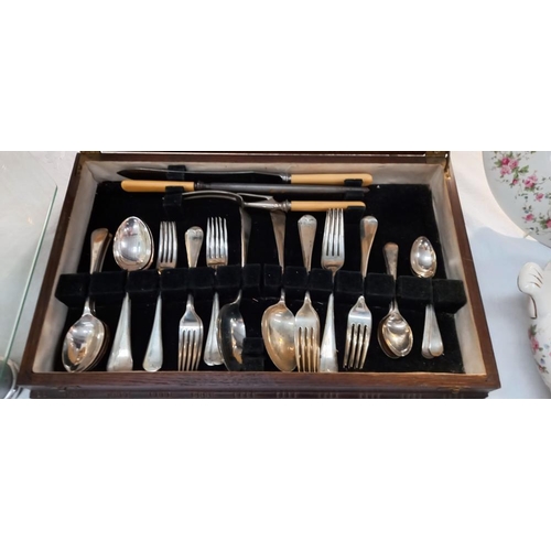 136 - An Edwardian oak cased canteen of cutlery (approx 39 pieces)