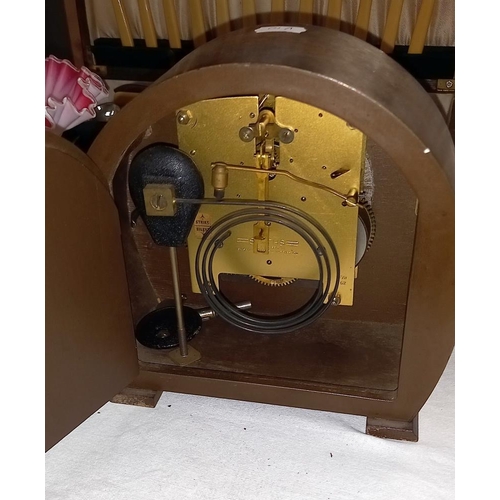 137 - 1930/50's oak mantle clock