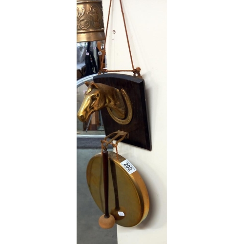 202 - A brass horse head mounted gong