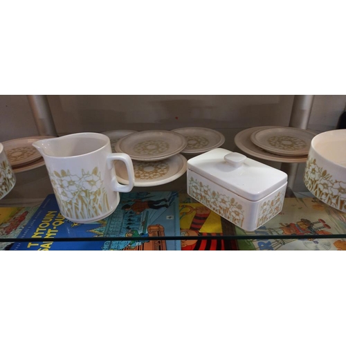 233 - A quantity of Hornsea fleur tea ware etc