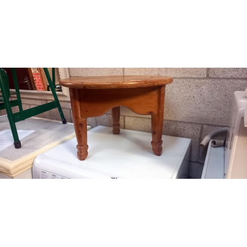 282 - Late 19c/early 20c pine low table on 3 legs diameter 47cm, height 33cm COLLECT ONLY