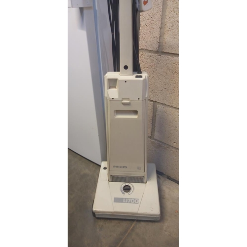 295 - A Philips vacuum cleaner in working order, COLLECT ONLY