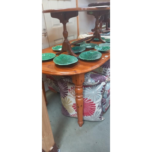 305 - An oval pine kitchen table, COLLECT ONLY