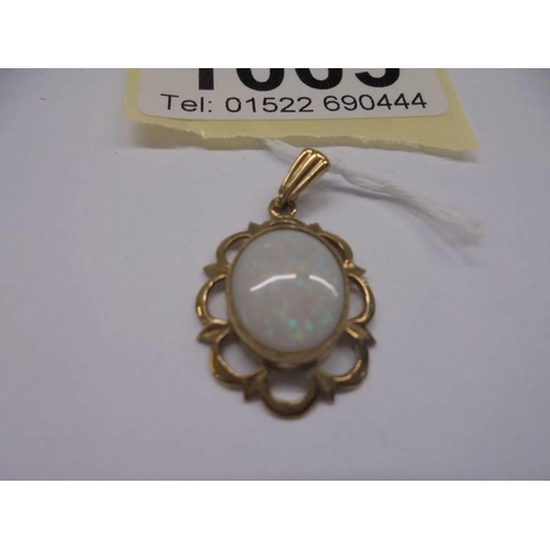 1009 - A yellow gold and opal pendant, 1.6 grams.