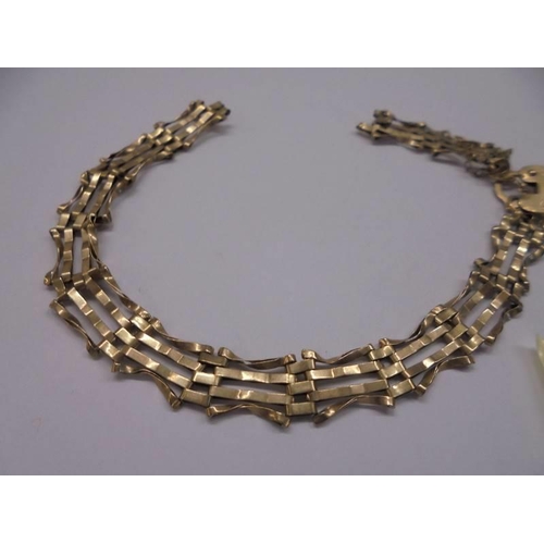 1019 - A 9ct gold gate bracelet, a/f, 3.3 grams.