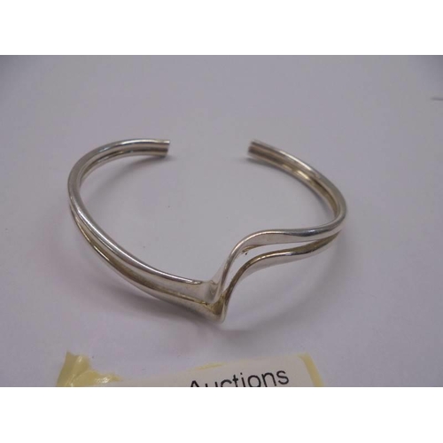 1021 - A vintage silver twist bracelet (925) 15 grams.