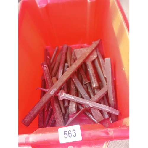 563 - A tub full of old chisels