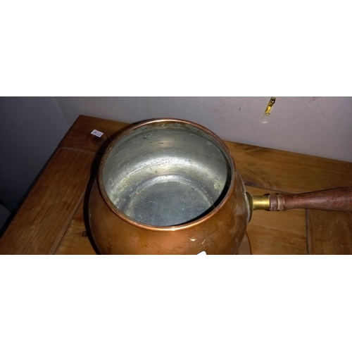 1276 - A vintage brass & copper fondue/sauce pan etc