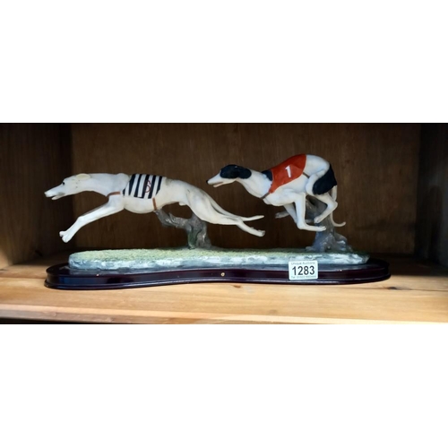 1283 - A figure of racing greyhounds COLLECT ONLY