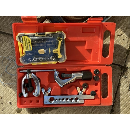 660 - A brake pipe kit & screwdriver set COLLECT ONLY