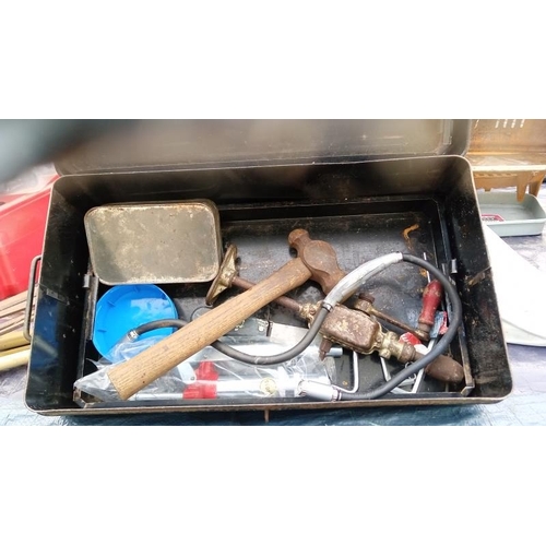 723 - A vintage toolbox complete with tools