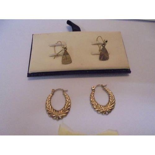 1025 - Two pairs of 9ct gold earrings - one pendant style and one  hoop.