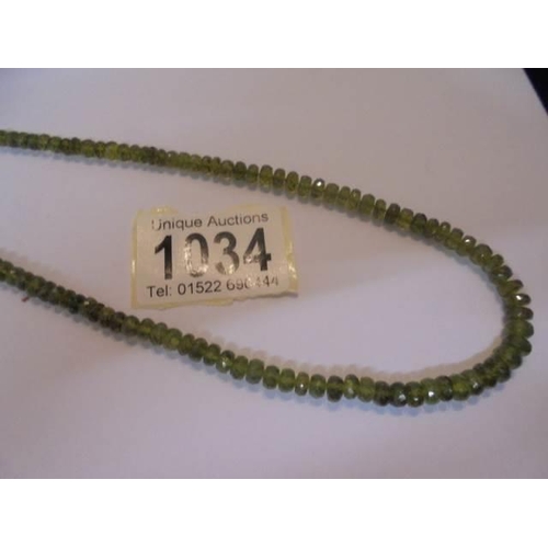 1034 - A gem necklace set with peridot beads (approximately 120 beads).