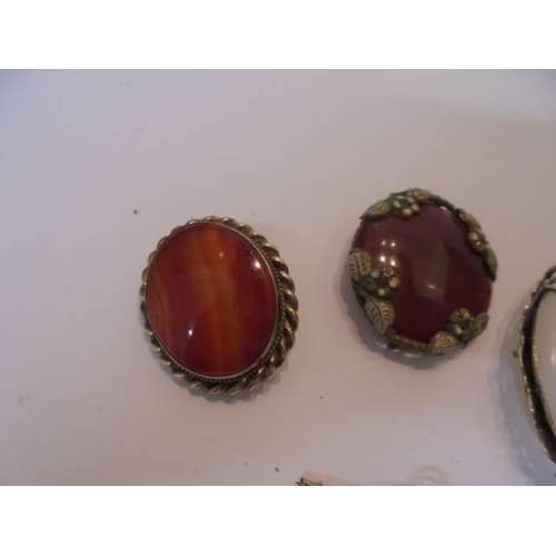 1041 - A 19th century stone set brooch, an agate brooch, a 9ct gold brooch set amethyst and another brooch ... 