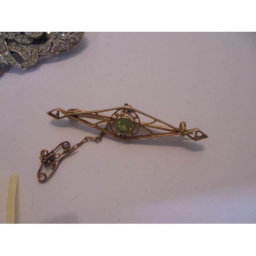 1042 - A vintage silver brooch designed as masted sailing ships together with a 9ct gold peridot brooch and... 