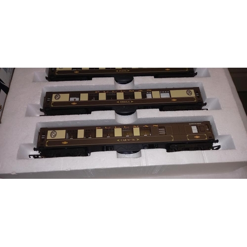 2346 - A Hornby R1024 Queen of Scots A4 golden plover train set, no outer box