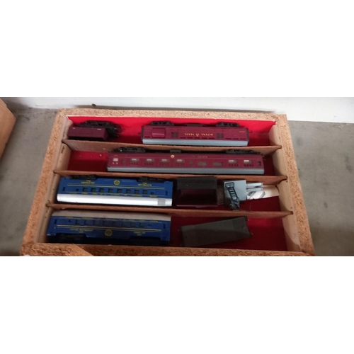 2349 - 4 trays of '00' gauge coaches & Rolling stock