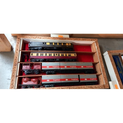 2349 - 4 trays of '00' gauge coaches & Rolling stock