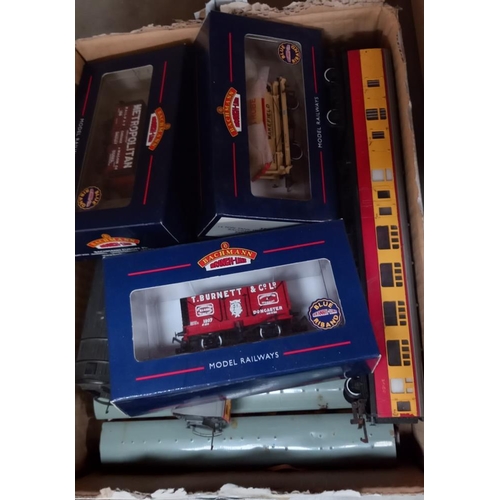 2353 - A box of '00' gauge coaches including 3 boxed Bachmann goods wagons