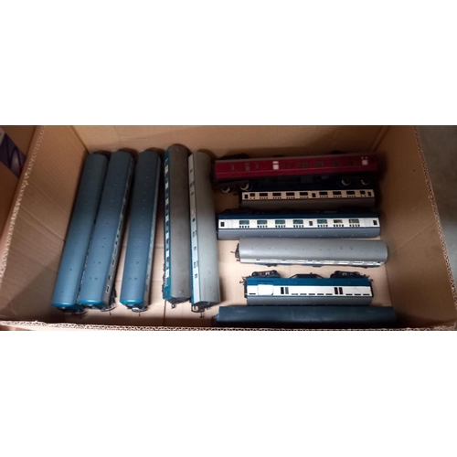 2354 - A quantity of boxed & loose '00' gauge coaches including Hornby