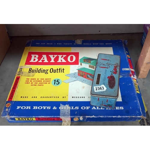 2363 - A vintage Bayko building outfit & tin of parts unchecked for completeness