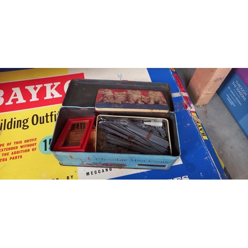 2363 - A vintage Bayko building outfit & tin of parts unchecked for completeness