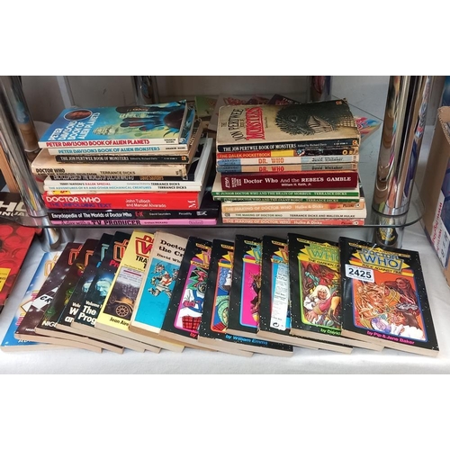 2425 - A quantity of Doctor Who paperbacks & quiz books