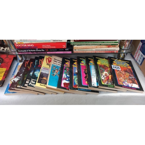 2425 - A quantity of Doctor Who paperbacks & quiz books