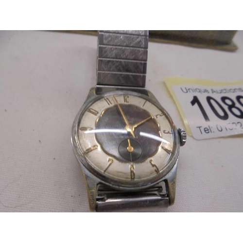 1089 - A vintage boxed Smiths de-luxe 15 jewel wrist watch.