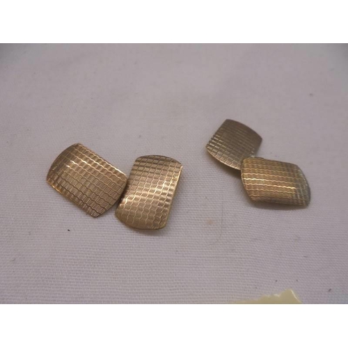 1105 - A pair of 9ct gold cuff links, 3.2 grams.