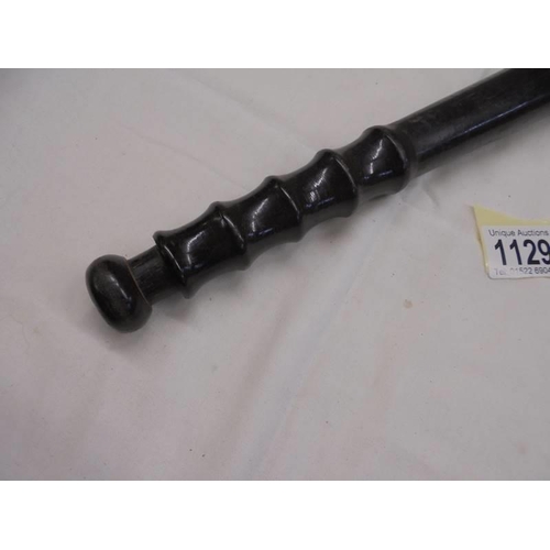 1129 - A vintage police truncheon by Hiatt & Co., Birmingham, 38.5cm long.