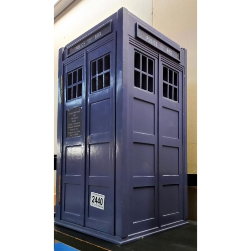 2440 - A Holdcourt Ltd London Doctor Who Tardis telephone 20 x 20 x 44cm