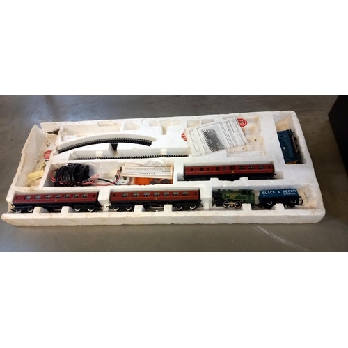 2453 - An incomplete Hornby electric train set