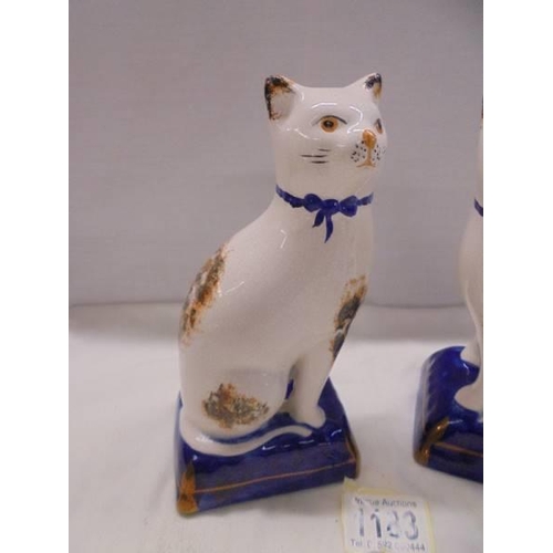 1183 - A pair of 20th century Staffordshire style cats.