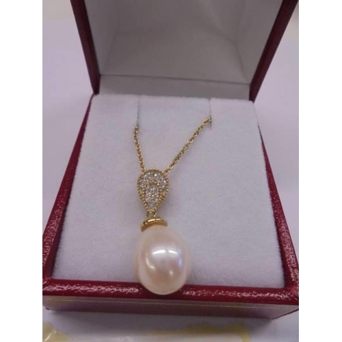 1198 - 9ct yellow gold necklace with a suspended pear drop cultured pearl and R/C diamond-set bale, boxed. ... 