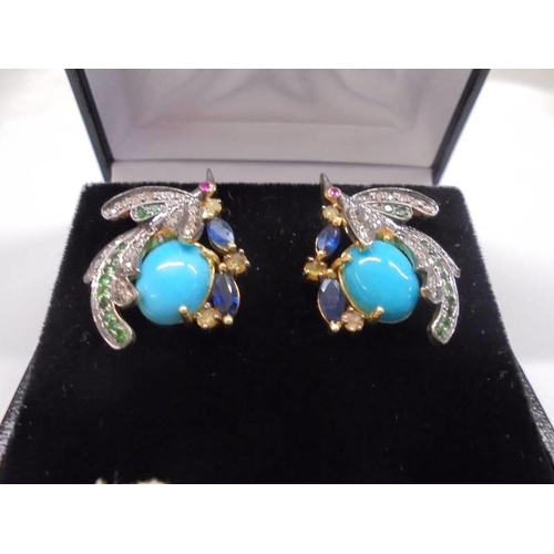 1220 - A pair of exotic bird earrings in silver gilt, set with cabachon turquoise, marquise-cut sapphires, ... 