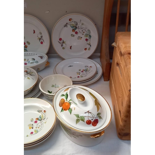 16 - A 21 Piece Royal Worcester dinner set, Royal Worcester Evesham Tureen, & Portmeirion bowl COLLECT ON... 