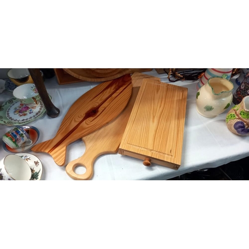 44 - A good lot of wooden kitchen boards & trays etc