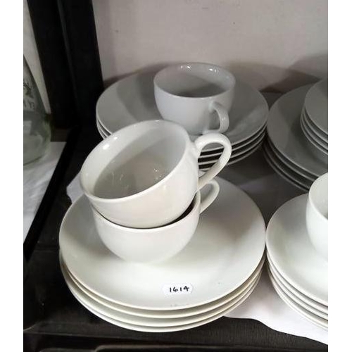 432 - White 4 place dinner service plus extra cups