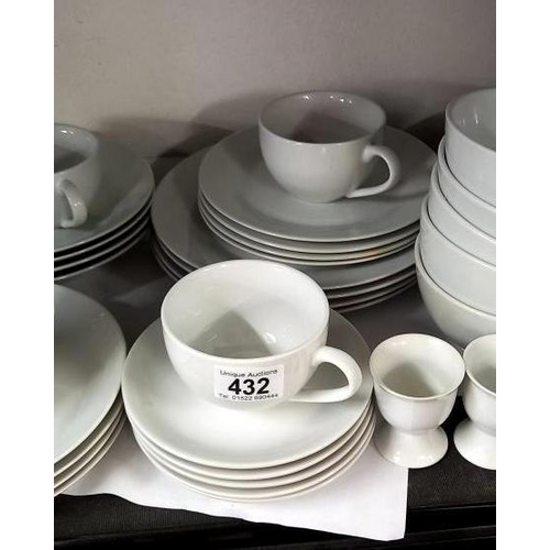 432 - White 4 place dinner service plus extra cups