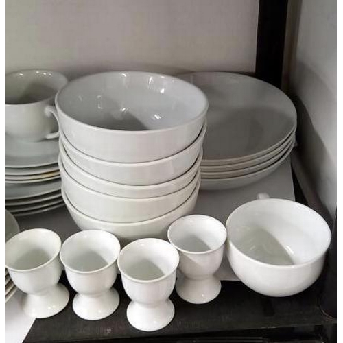 432 - White 4 place dinner service plus extra cups