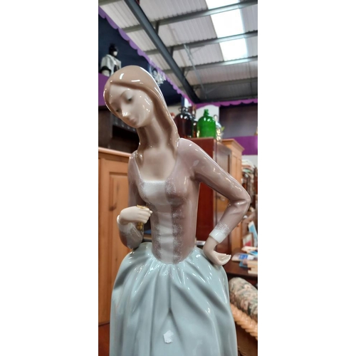 101 - A Lladro lady with parasol figurine (Missing parasol) Approximately 50cm High COLLECT ONLY