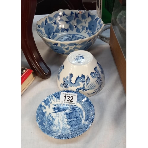 132 - A Wedgwood Royal homes of Britain dish & other blue & white pottery