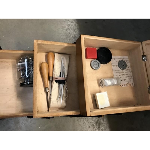 610 - Sewing box with quantity of buttons