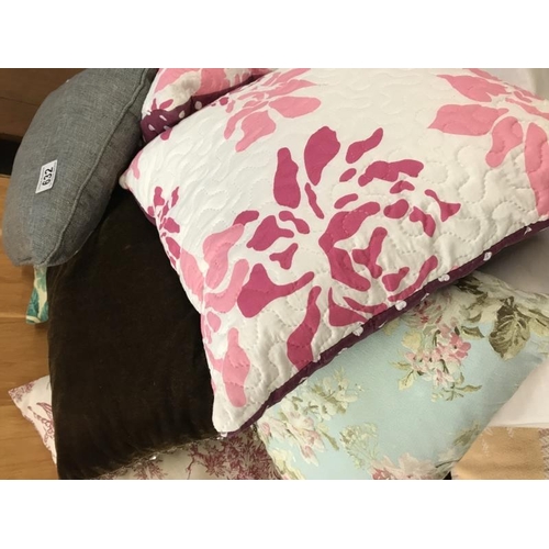 632 - A Quantity of cushions x7