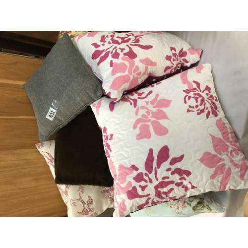 632 - A Quantity of cushions x7