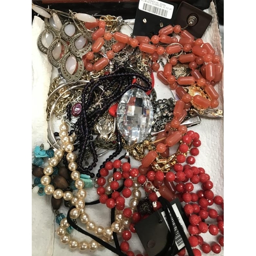 645 - A large quantity of mixed costume jewellery